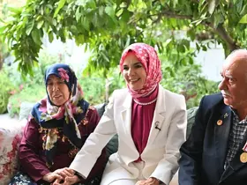 Manisa’da 48 yıllık evli çifte Bakan Göktaş’tan tebrik
