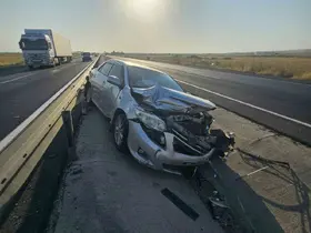 Mardin’de otomobil bariyerlere çarptı: 1 yaralı
