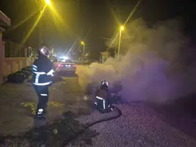 Mardin’de park halindeki otomobilde yangın
