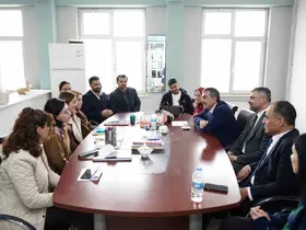 Mardin’e giden Bakan Tekin, Diyarbakır’da yol güzergahında bir okula uğradı
