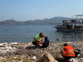 Marmaris kıyılarına vuran mikroplastikler çevrecileri harekete geçirdi
