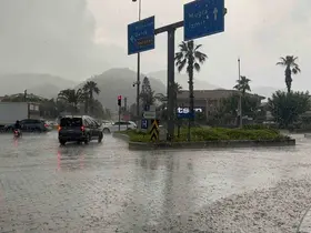Marmaris’te sağanak yağış hayatı olumsuz etkiledi
