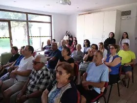 Mavi Ev, Alzheimer hastaları ve yakınlarına moral oluyor
