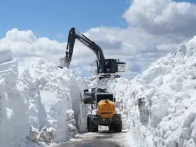 Mayıs ayında 10 metrelik karda zorlu mücadele
