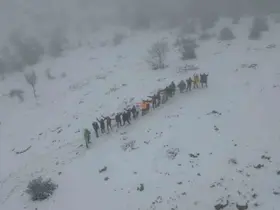 Mayıs ayında yağan karın tadını doğada yürüyerek çıkardılar
