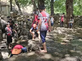 Medrese öğrencileri köy çeşmesi ve piknik alanını kendi imkanlarıyla temizledi
