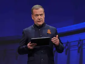 Medvedev’den Trump’a: "Geveze barış elçisi, artık Rusya ile tam bir savaş halinde"

