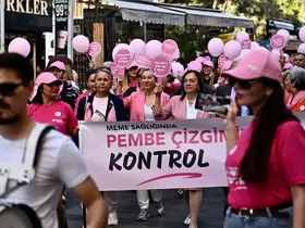 Meme kanserine karşı farkındalık yürüyüşü
