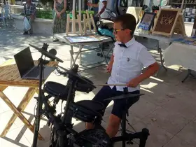 Menteşeli 9 yaşındaki Mustafa, Bateri performansıyla izleyenleri etkiledi

