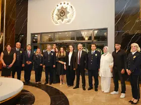 Mersin Emniyet Müdürü Aktaş, terfi eden 5 müdür ve aileleriyle bir araya geldi

