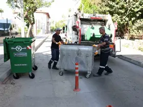 Mersin kent merkezindeki çöp konteynerleri yenileniyor
