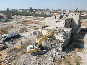 Mersin’de 2 katlı metruk bina kontrollü şekilde yıkıldı
