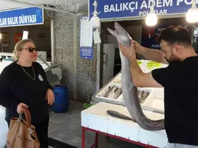 Mersin’de dev yılan balığı tezgahta ilgi odağı oldu
