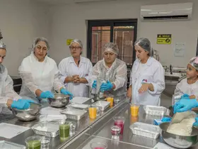 Mersin’de doğal özlerle 3 renkli erişte yaptılar
