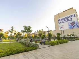 Mersin’de Kırmızı Lacivert Kent Meydanı çarşıya nefes aldırdı
