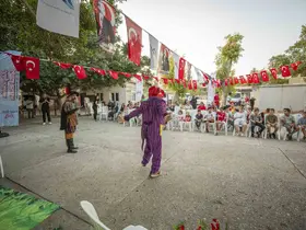 Mersin’de köy meydanı çocukların oyun alanına dönüştü
