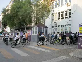 Mersin’de öğrenciler okula pedal çevirerek gitti
