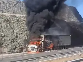 Mersin’in otoyolda iki tır yandı
