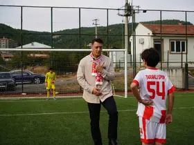 Mesut Özil, gençlere futbol akademisi müjdesi verdi
