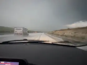 Meteoroloji uyarmıştı: Kars’ta dolu yağışı yolları beyaza bürüdü
