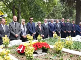 Metin Oktay, kabri başında dualarla anıldı
