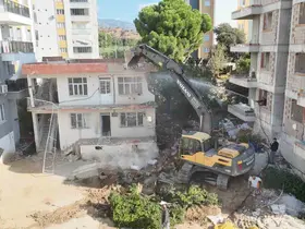 Metruk bina yıkıldı, trafik rahatlayacak
