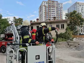 Metruk evin çatısında çıkan yangını itfaiye söndürdü
