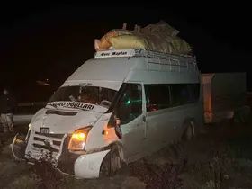 Mevsimlik işçileri taşıyan minibüsle otomobil çarpıştı: 2 yaralı
