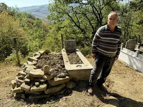 Mezarı kazıp tahtaları kıran ayı cenazeye ulaşamadan kaçtı
