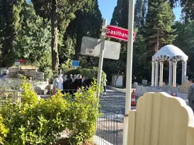 Mezarın açılacağını duyan cemaat mensupları Karacaahmet Mezarlığı’nda toplandı
