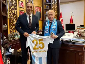 MHP’li Yurdagül’den lider Bahçeli’ye şampiyonluk ziyareti: Erzurumspor forması takdim edildi
