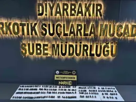 Midelerinde taşıdıkları uyuşturucu ile yakalanan 2 kişi tutuklandı
