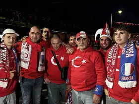 Milli maç için stadyuma akın eden binlerce vatandaş renkli görüntüler oluşturdu
