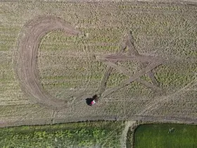 Millilere desteğini tarlasına dev ay-yıldız çizerek gösterdi
