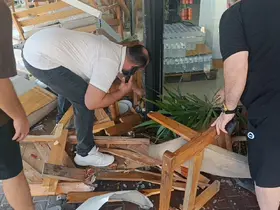 Minibüs kontrolden çıkıp kafeye daldı ölümden saniyelerle yaralı kurtuldu
