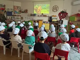Minik eller toprakla buluştu
