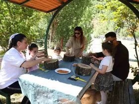 Minik eller toprakla buluştu
