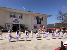 Minik öğrenciler ayakta alkışlandı
