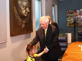 Minik taraftar Göktuğ, Başkan Aziz Yıldırım ve yöneticilerle buluştu
