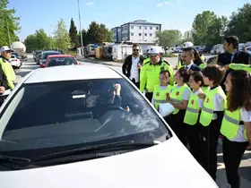 Minik trafik dedektifleri görev başında: Hem öğrendi hem öğretti
