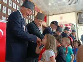 Minik yürekler, gazi dedelerini unutmadı
