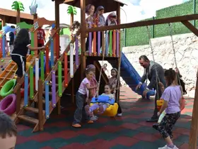 Miniklerin yüzü yenilenen oyun parkıyla güldü
