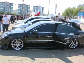 Modifiyeli araç tutkunları Diyarbakır’da bir araya geldi
