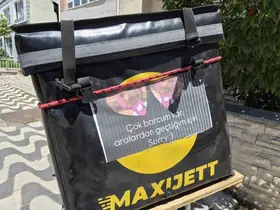 Motokuryeden gülümseten ve düşündüren uyarı: "Çok borcum var, sorry"
