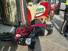 Motosiklet çocuğa çarpıp iş yerine daldı: 1 yaralı
