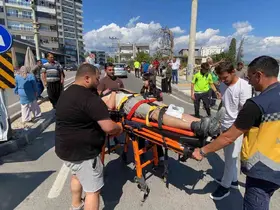 Motosiklet kavşakta dönüş yapan otomobille çarpıştı: 2 yaralı
