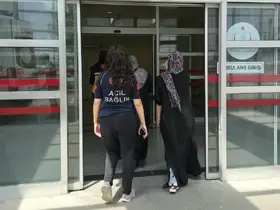 Motosiklet yayalara çarptı: 2 yaralı
