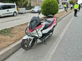Motosiklet yayaya çarptı: 1’i ağır 2 yaralı

