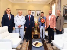 Muğlalı genç pehlivan Buğra Vali Akbıyık’ı ziyaret etti
