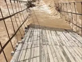 Munzur Nehri taştı, asma köprü çöktü
